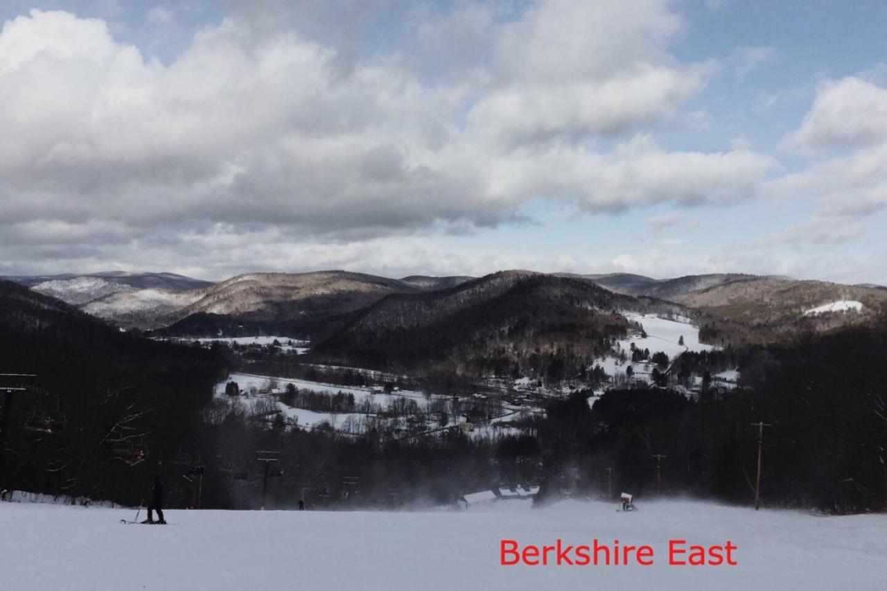 2 Bed Berkshire Getaway Minutes To Jiminy Peak Ski Ханкок Екстериор снимка