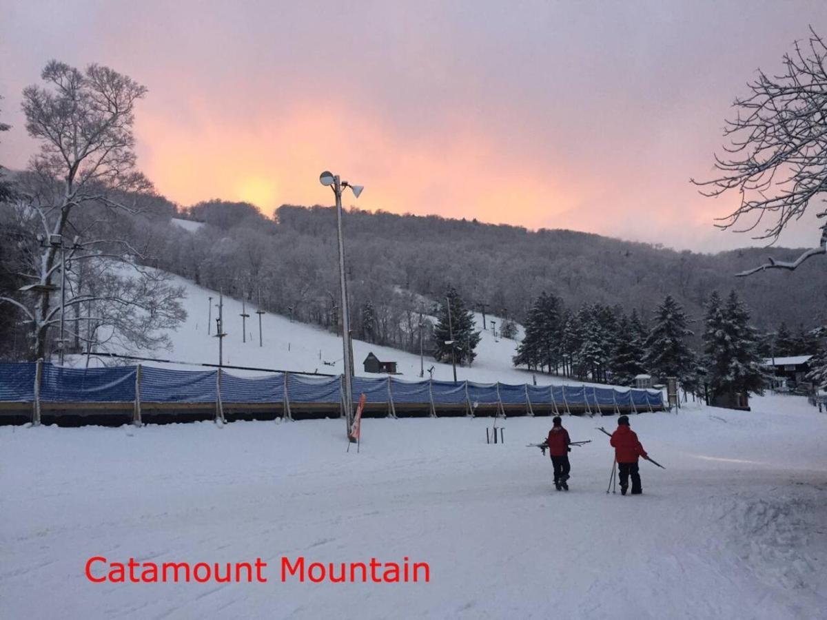 2 Bed Berkshire Getaway Minutes To Jiminy Peak Ski Ханкок Екстериор снимка